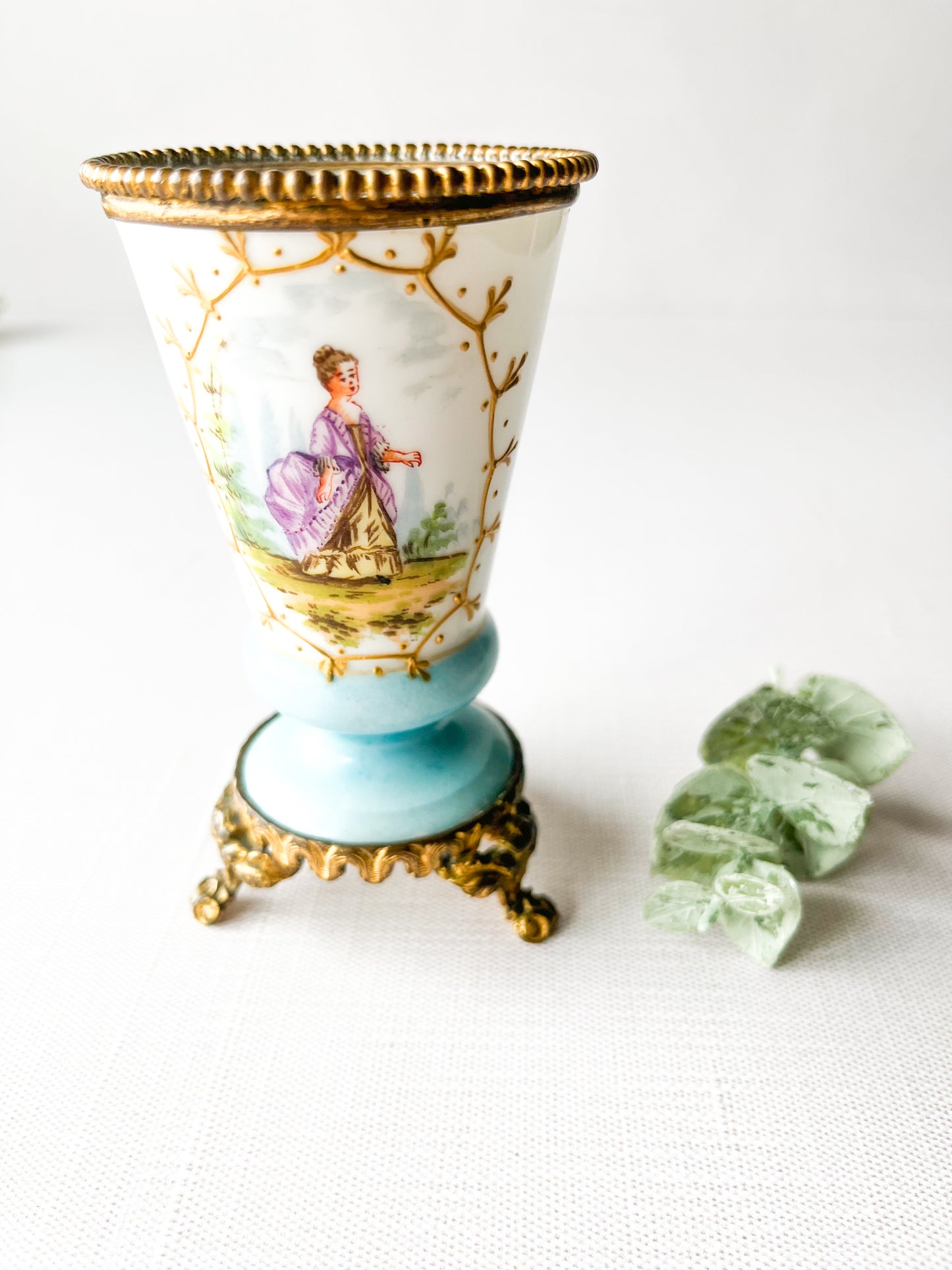 Serves porcelain vase
