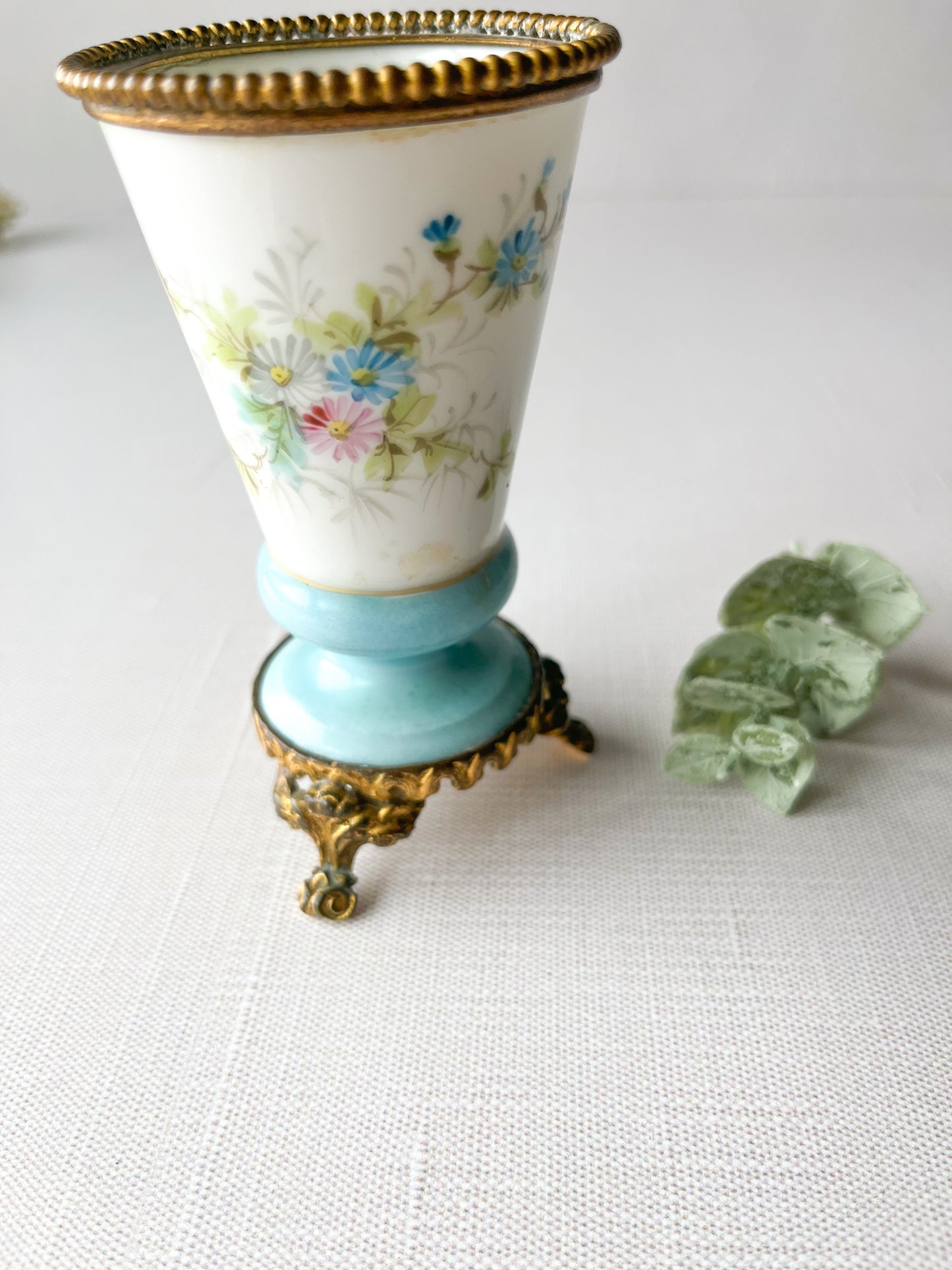 Serves porcelain vase