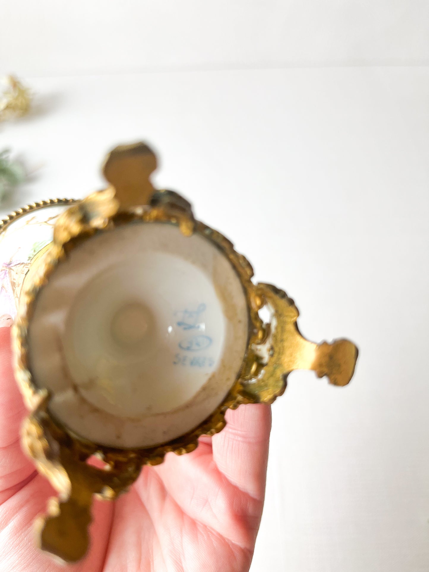 Serves porcelain vase