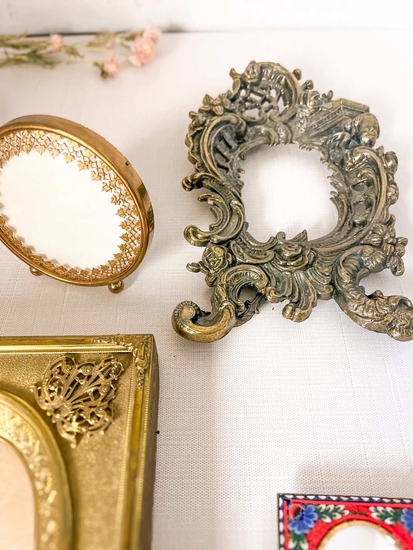 Round filigree frame