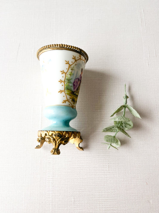 Serves porcelain vase